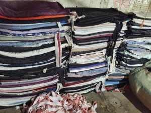 出售涤纶布块，现货5-6吨