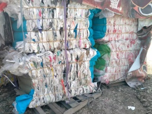 长期出售PE干造服装袋，里面含少量低压，现货10几吨 。