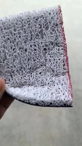 出售地毯下脚料纯涤的带胶皮，日供5吨左右