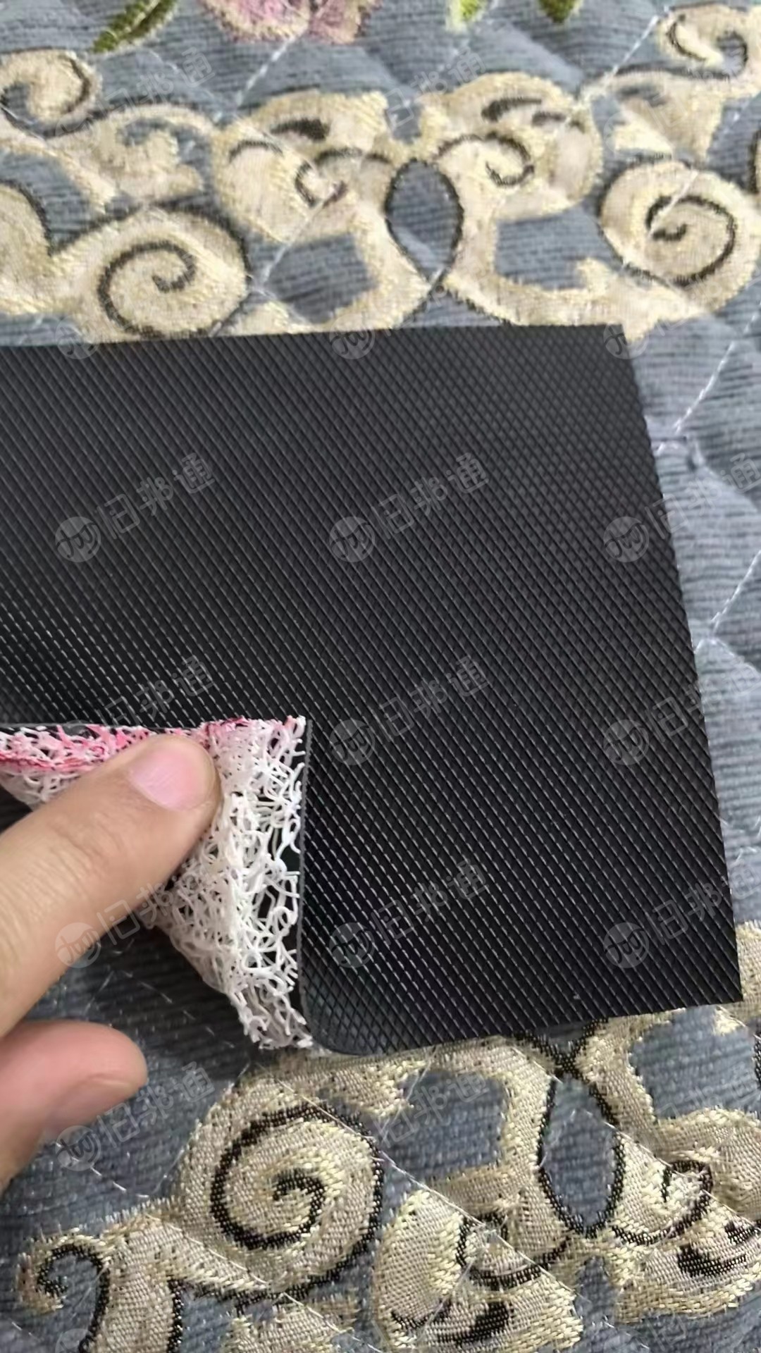 出售地毯下脚料纯涤的带胶皮,日供5吨左右