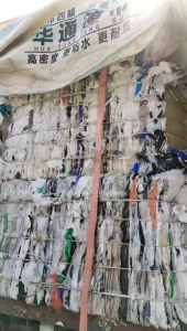 长期出售干造花高压服装袋废料，现货几十吨，每月200吨