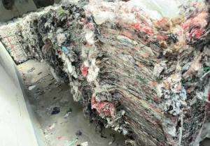 本厂常年专业生产无纺布原料:钉板机开花料:灰色料:花色料:红色料:纯自料