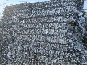 出售吨包内衬破碎料，铝塑膜，清洗破碎甩干了，含铝30-35%，现货700吨