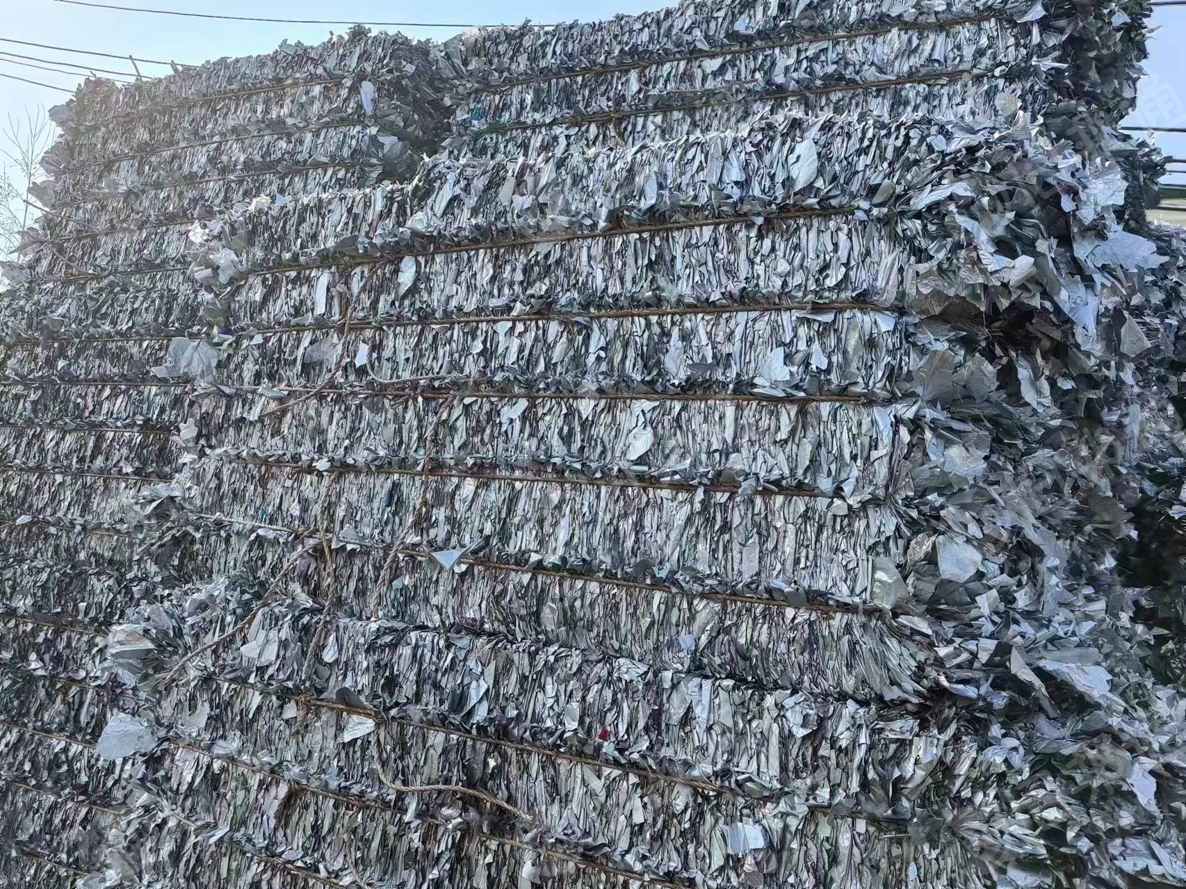 出售吨包内衬破碎料,铝塑膜,清洗破碎甩干了,含铝30-35%,现货700吨