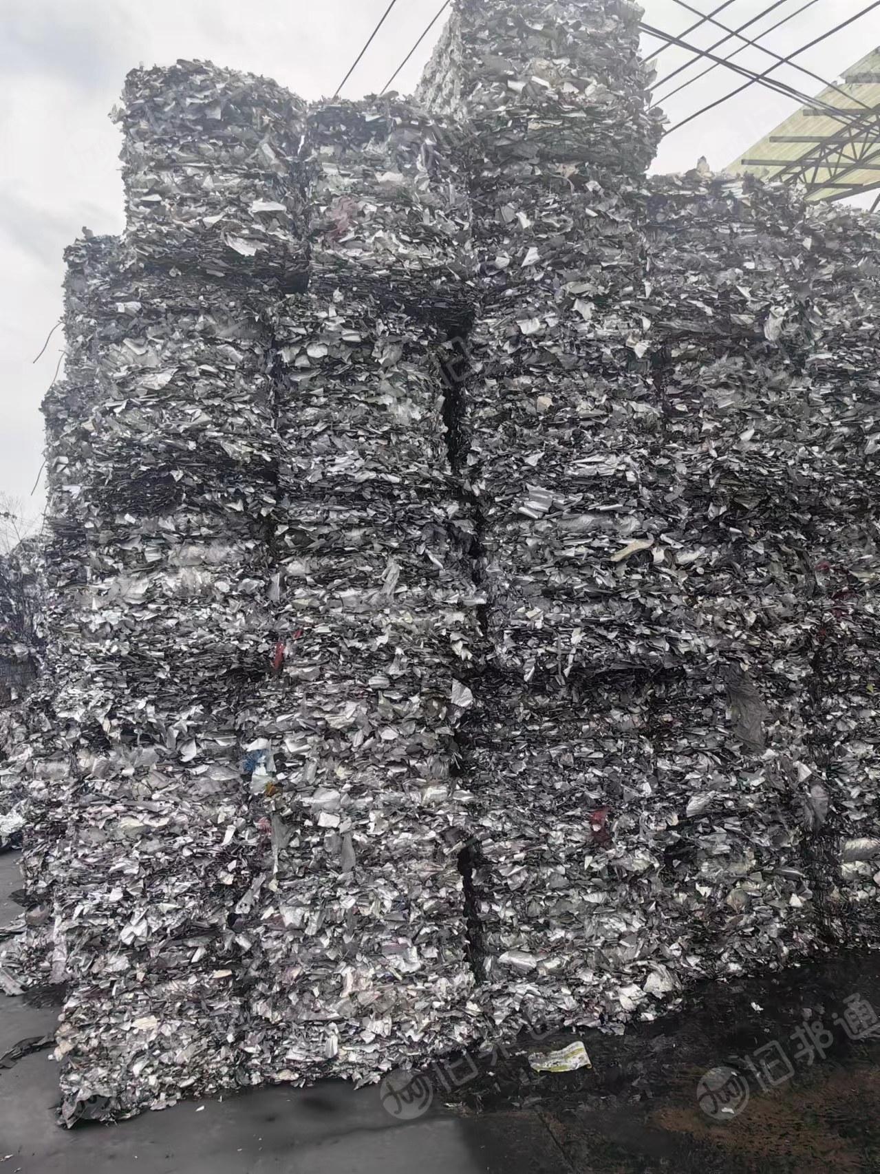 出售吨包内衬破碎料,铝塑膜,清洗破碎甩干了,含铝30-35%,现货700吨