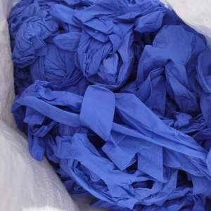 丁晴手套废料，现货有120吨，里面一半好的，按废料价卖  能分拣的来有蓝色  白色 黑色，出售