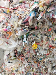 山东两广地区大量求购洗净废塑料，造纸厂废塑料，口杯膜淋膜