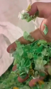 大量出售热洗绿色瓶片，含乐虎片，现货一挂