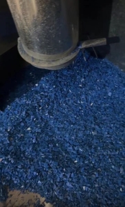 长期出售PE钢卷包装皮破碎料，现货70-80吨，有蓝色，绿色和杂色三种