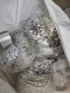 长期出售封口铝塑边料，含铝45%，电池铝塑废料