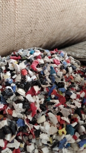 出售带银粉的鞋底粉碎料，现货十几吨