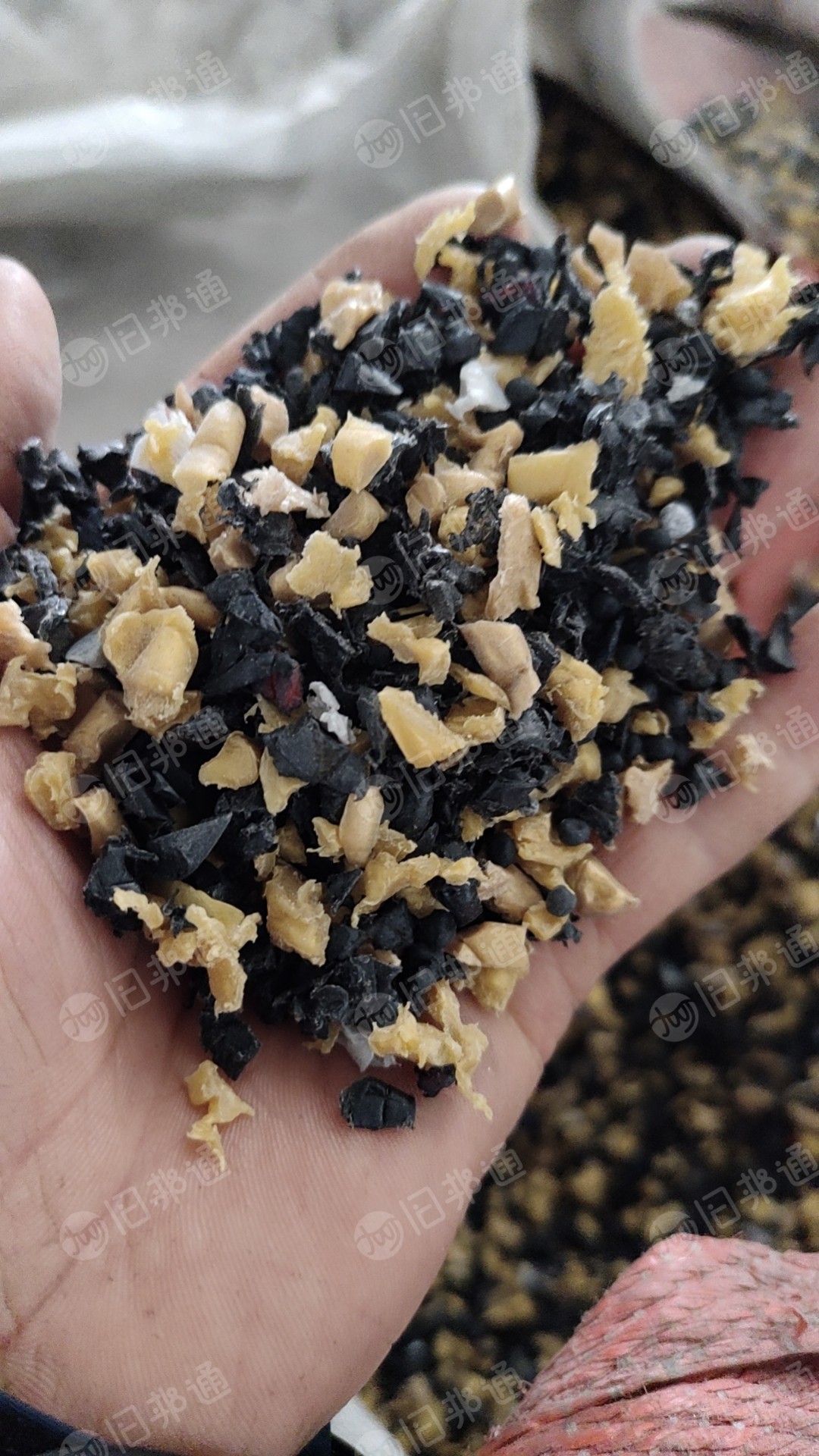 出售带银粉的鞋底粉碎料,现货十几吨