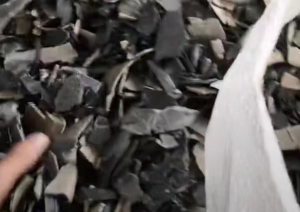 长期出售汽车门板破碎料，保险杠破碎料