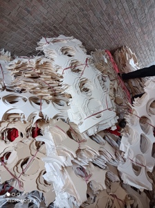 低价出售两面带纸PVC白色发泡边角料，量大