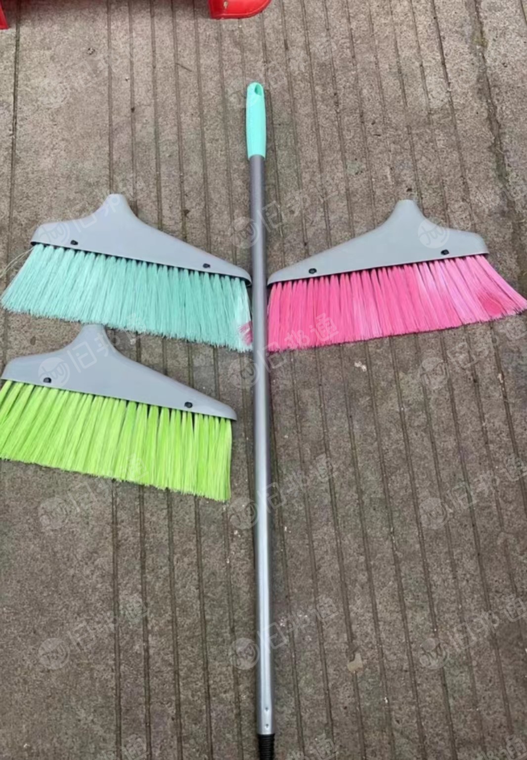 工厂倒闭出售各种刷子扫把,按吨出