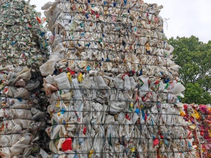 PE大小白压块长期大量出售，月供100多吨 