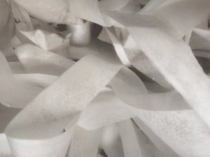 丙纶复合一点涤无纺布下脚料，月供4吨左右