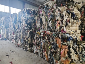 长期供应废布头黑料，现货够车月供400吨