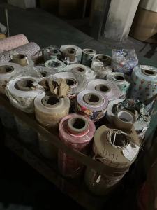 长期出售做包装袋等下来的卷筒纸，有带膜和不带膜两种