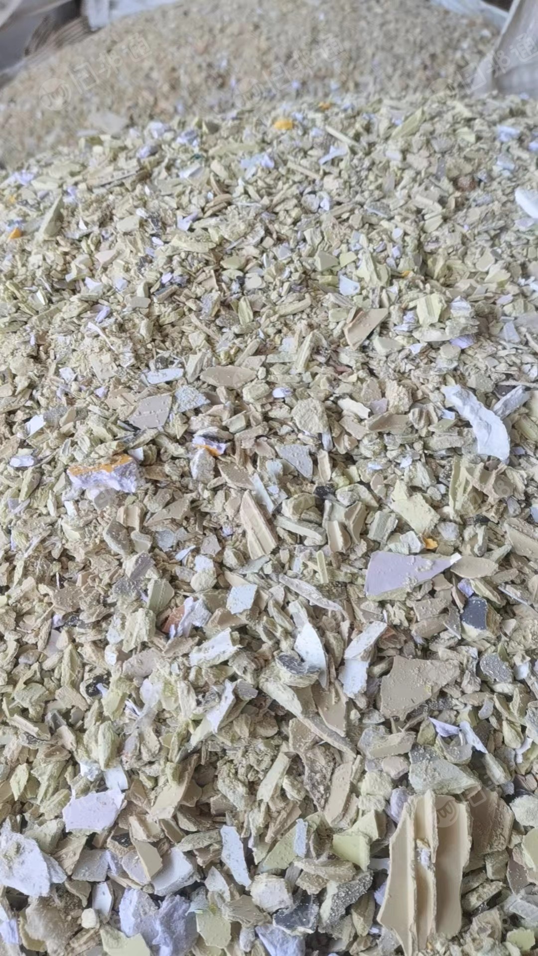 各种硬质PVC破碎料长期大量出售,有白扣板,墙板破碎料,大小管破碎料