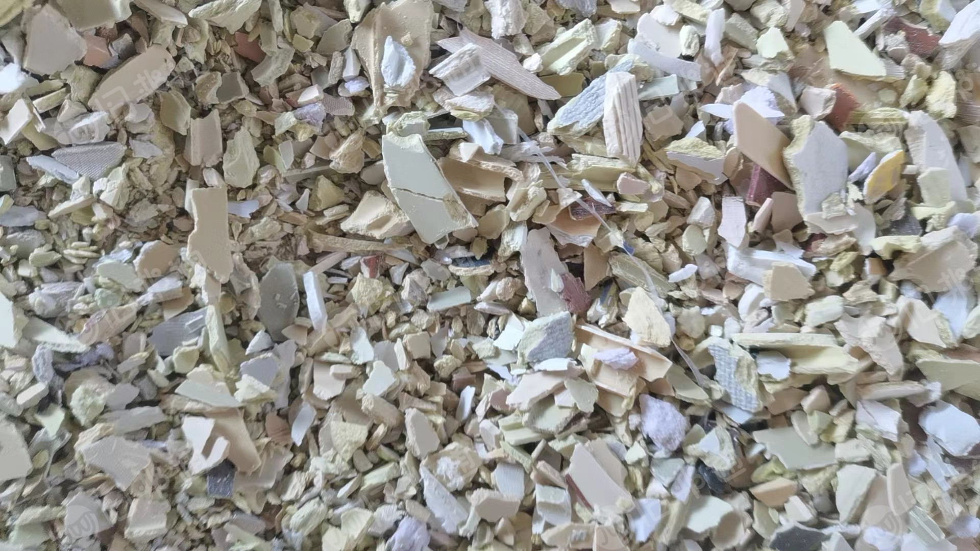 各种硬质PVC破碎料长期大量出售,有白扣板,墙板破碎料,大小管破碎料