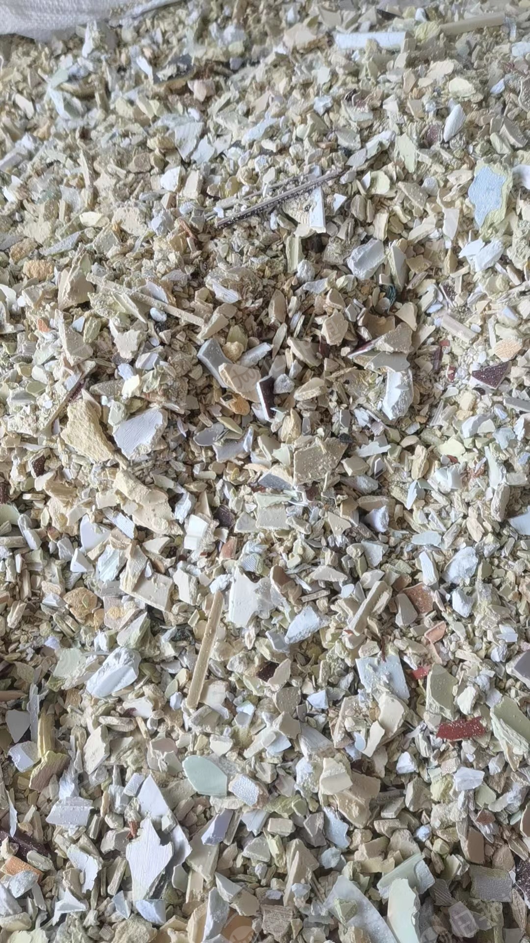 各种硬质PVC破碎料长期大量出售,有白扣板,墙板破碎料,大小管破碎料