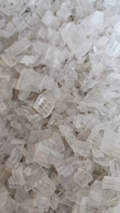 售PC酒瓶盖透明聚碳破碎料，月供40吨