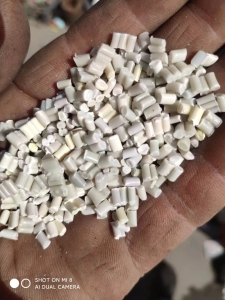 大量出售防护服颗粒，复合无纺布颗粒，现货12吨