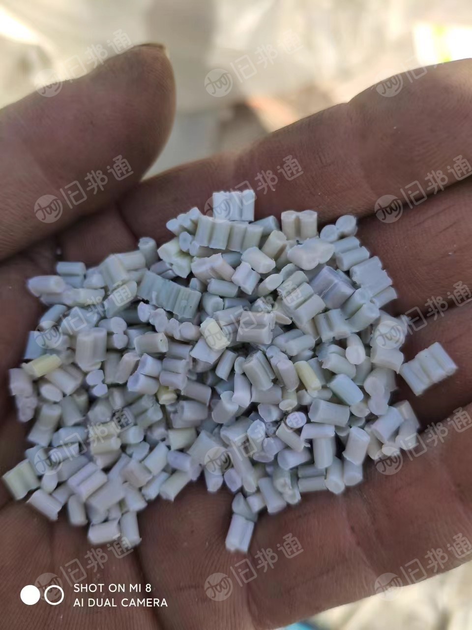 大量出售防护服颗粒,复合无纺布颗粒,现货12吨