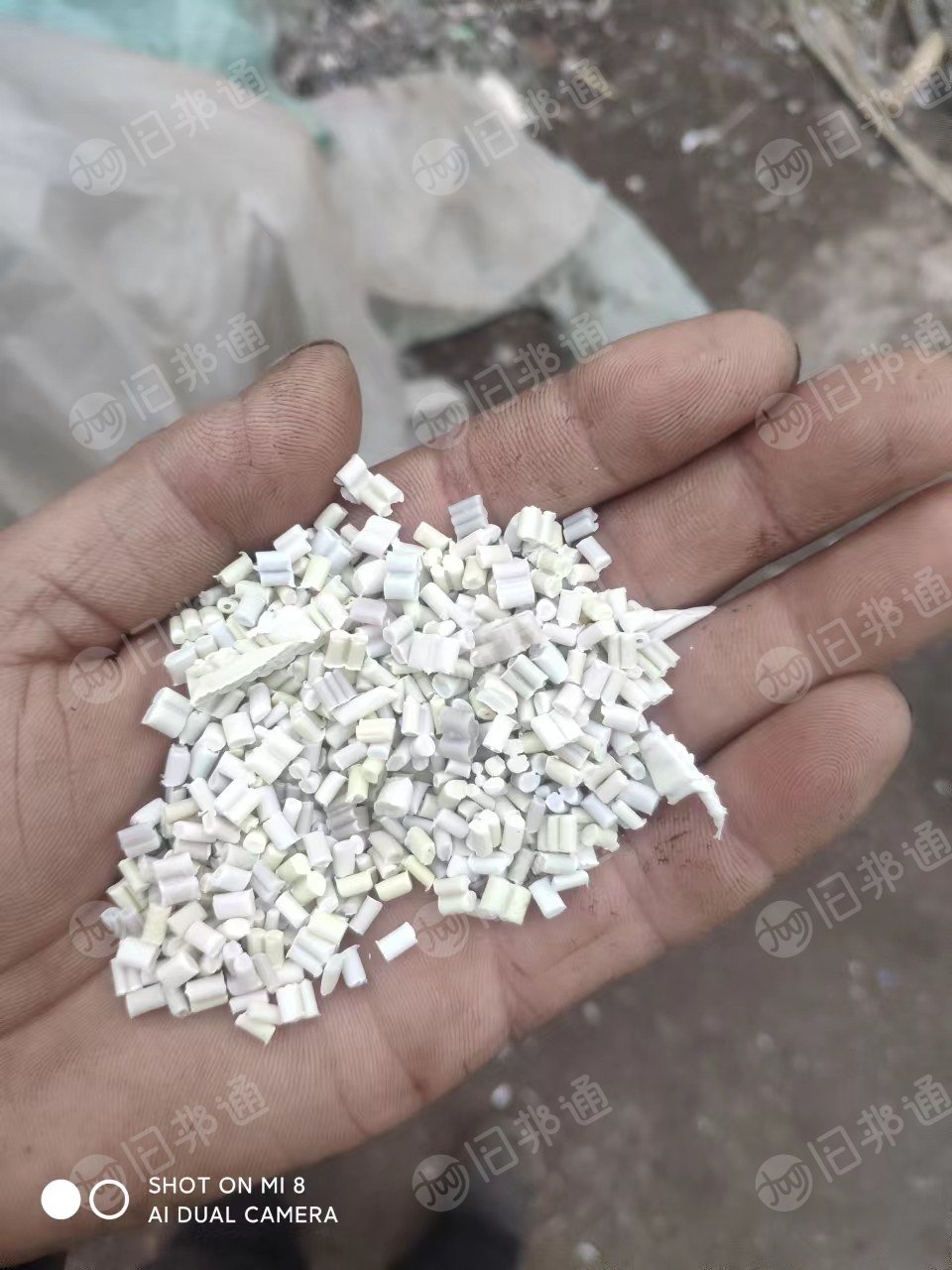 大量出售防护服颗粒，复合无纺布颗粒，现货12吨