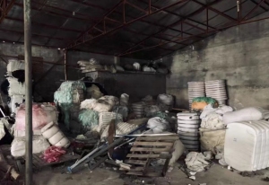 工厂停产出售涤纶纤维 粘胶纤维原材料，现货三十吨，进口国产都有，通货处理 不挑不拣