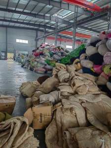 分拣场大量供应旧棉被，夏装邮包货