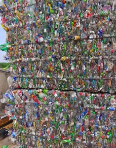 长期出售三色瓶砖压块，无乐虎杂色，少量油壶娃哈哈，现货几十吨