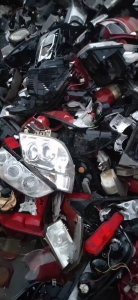 长期出售拆车厂汽车大灯废料