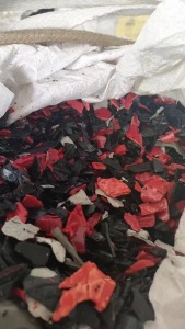 轿车尾灯破碎料，abs/pc材质的，长期有货出售