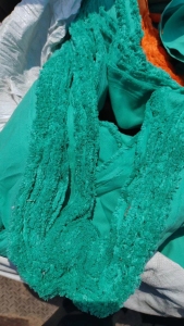 出售涤棉杂色布条十几吨，可以做的联系！