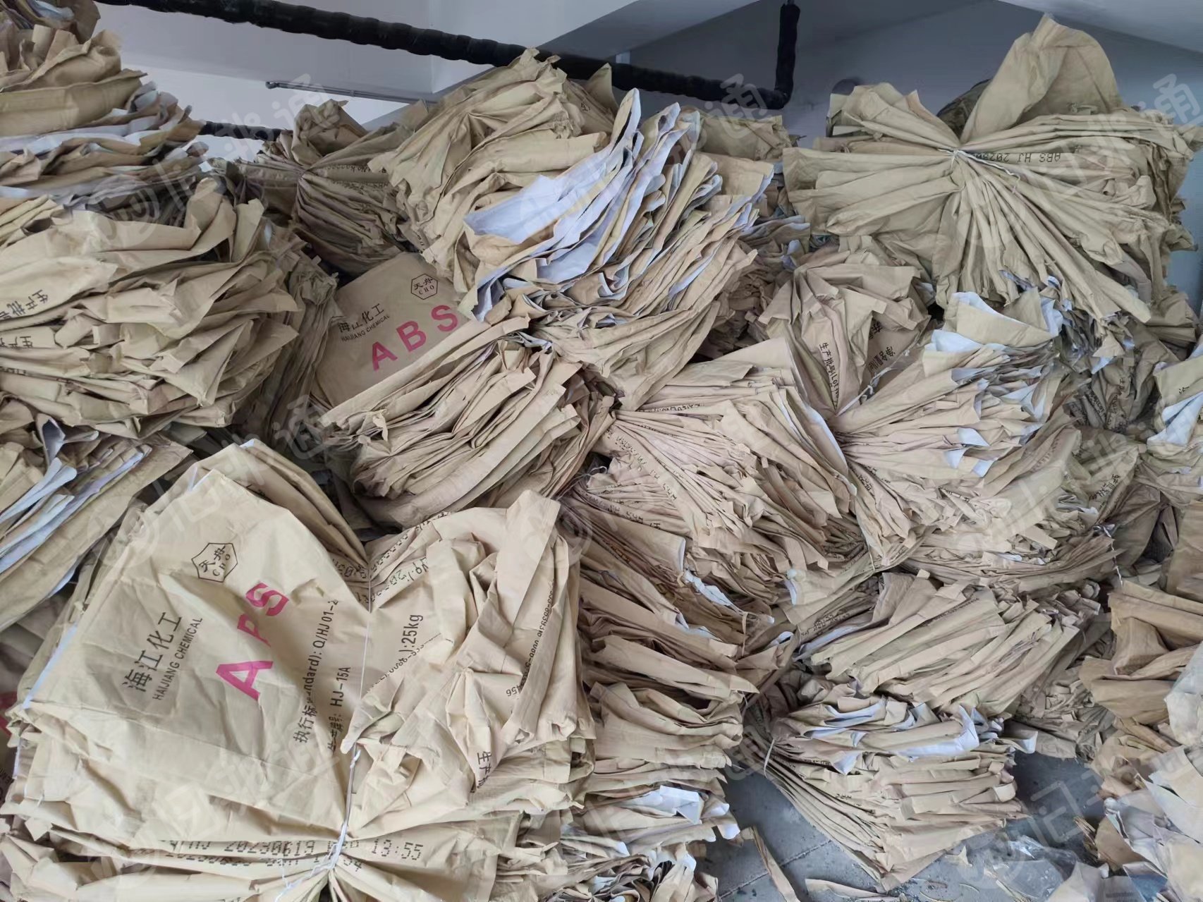 废旧纸塑袋长期出售，有割口和拆口的，月供10几吨 
