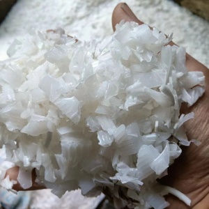 出售PE尿素桶破碎料，月供十几吨