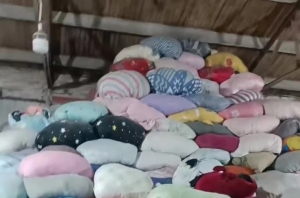 长期大量出售夏装。鞋子等