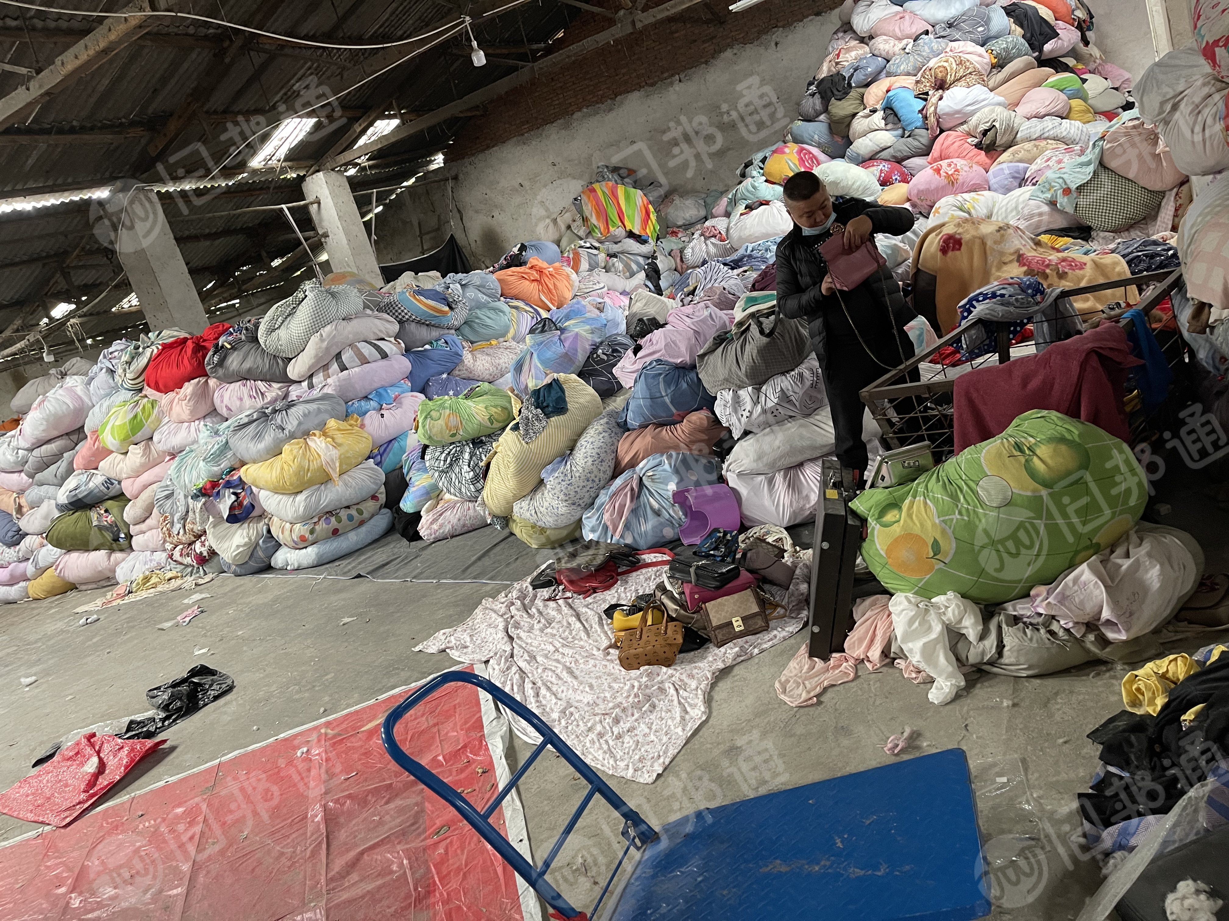 广西境内大量收购旧衣服黑料,服装厂碎布边角料