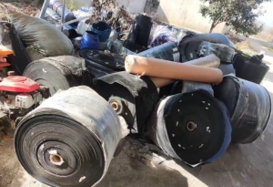 黑色pvc植绒布，背面一层塑料跟绒面为一体，都是一卷一卷的，有几种宽度，出售