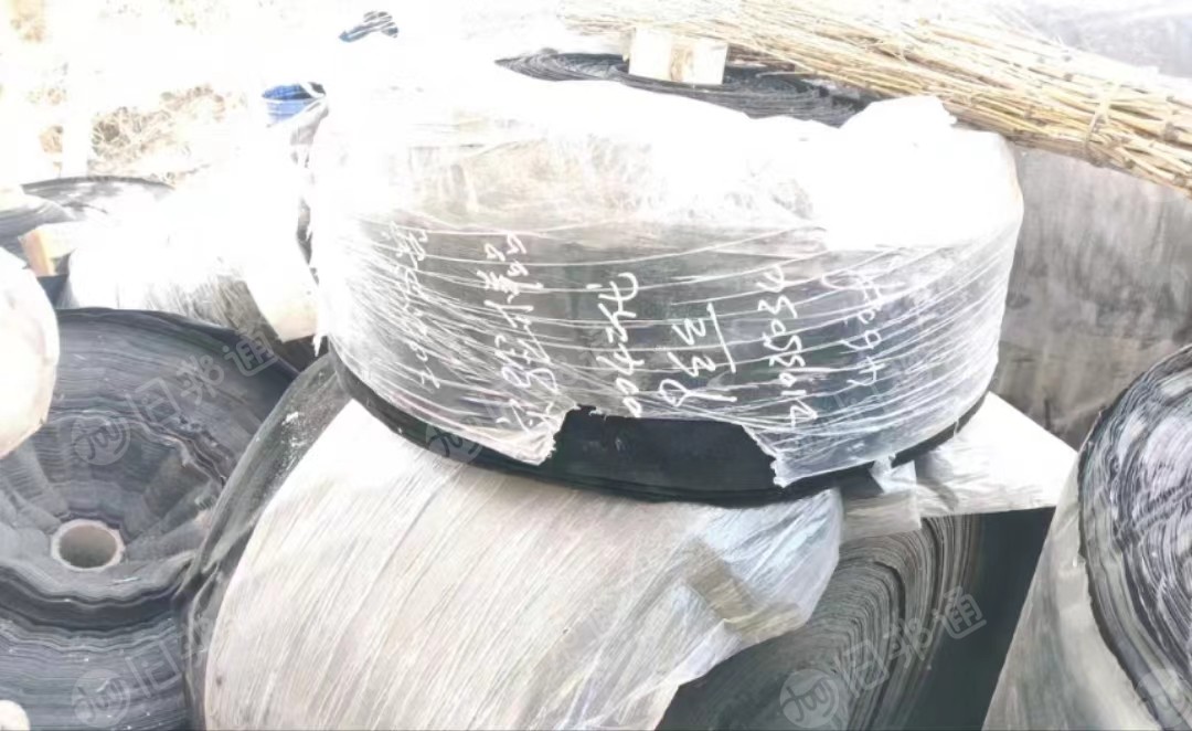 黑色pvc植绒布,背面一层塑料跟绒面为一体,都是一卷一卷的,有几种宽度,出售