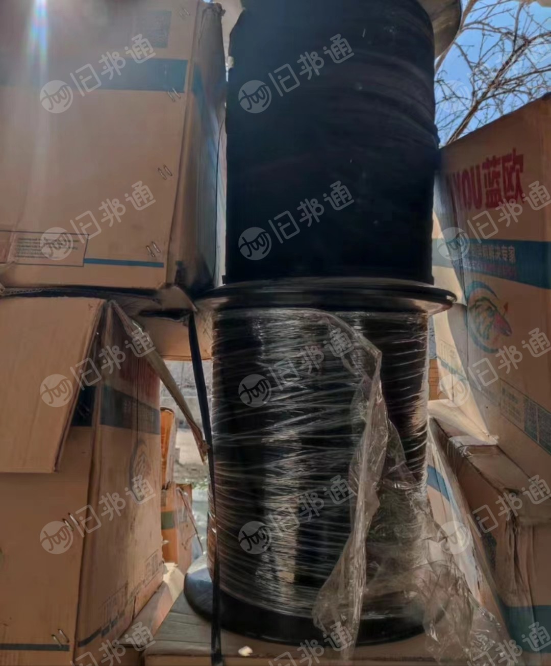 黑色pvc植绒布,背面一层塑料跟绒面为一体,都是一卷一卷的,有几种宽度,出售