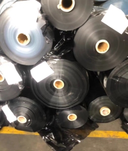 pet黑色卷筒膜，厚度2.5为主，少量3.8，现货十吨，长材宽幅1580.短材60公分左右，出售