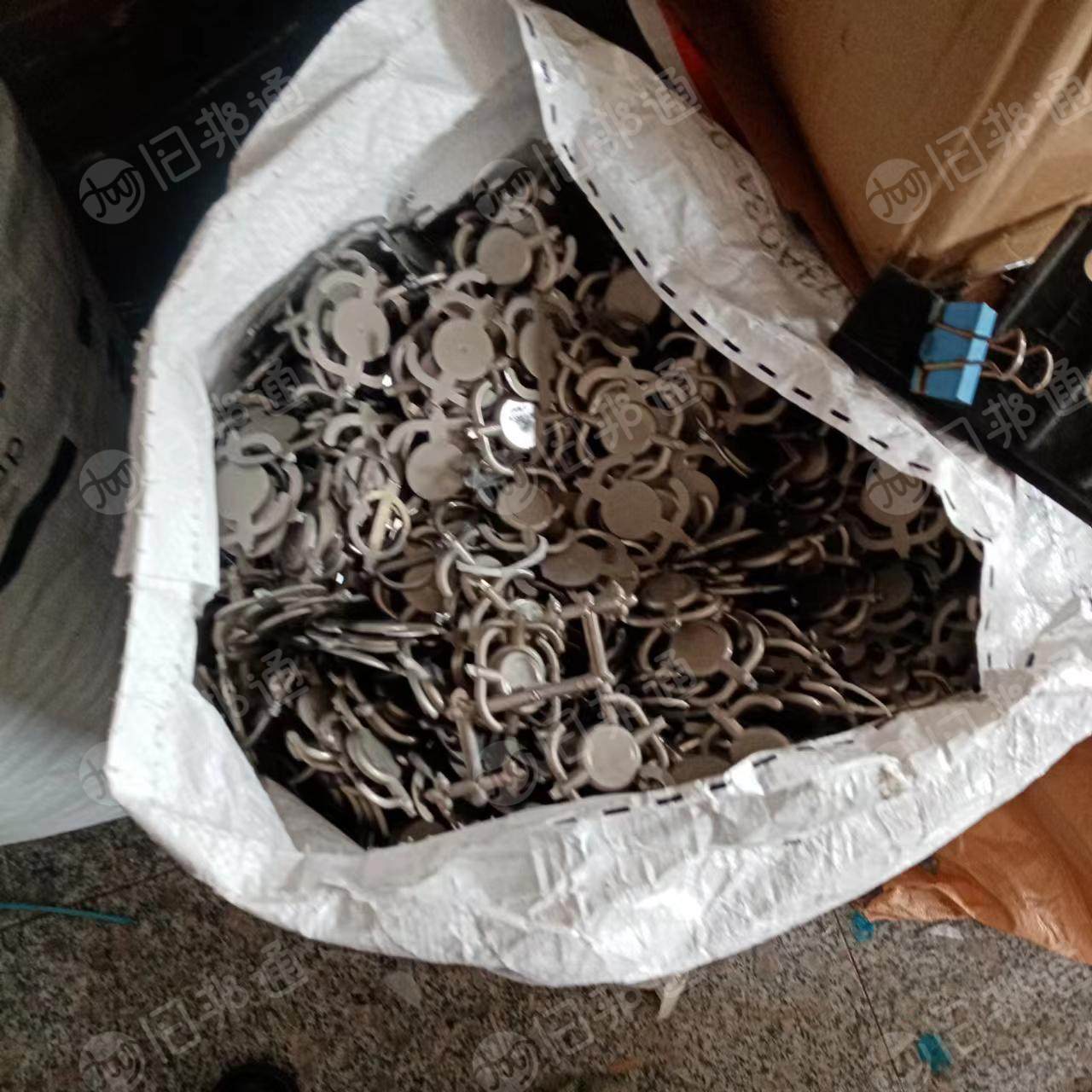 出售小蓝桶毛料,吸塑片,膜,镀金塑料等毛料