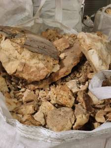 免费送聚氨酯发泡料，发酵罐上剥下来的，现货十几吨