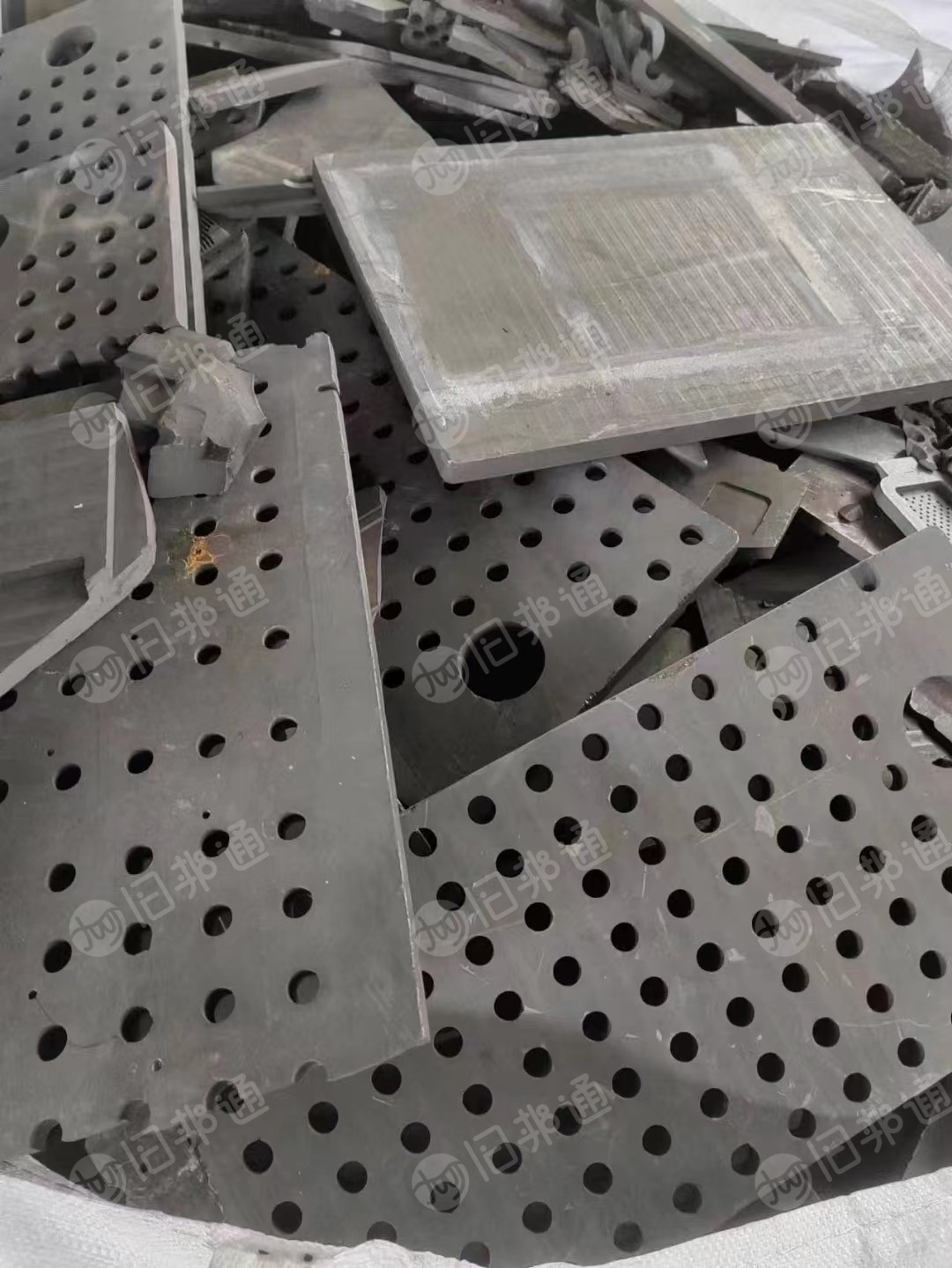 长期大量回收各种各样的金属废料