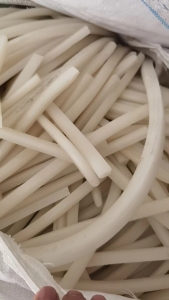 长期出售亚克力上下来的PVC胶条废料，现货十多吨