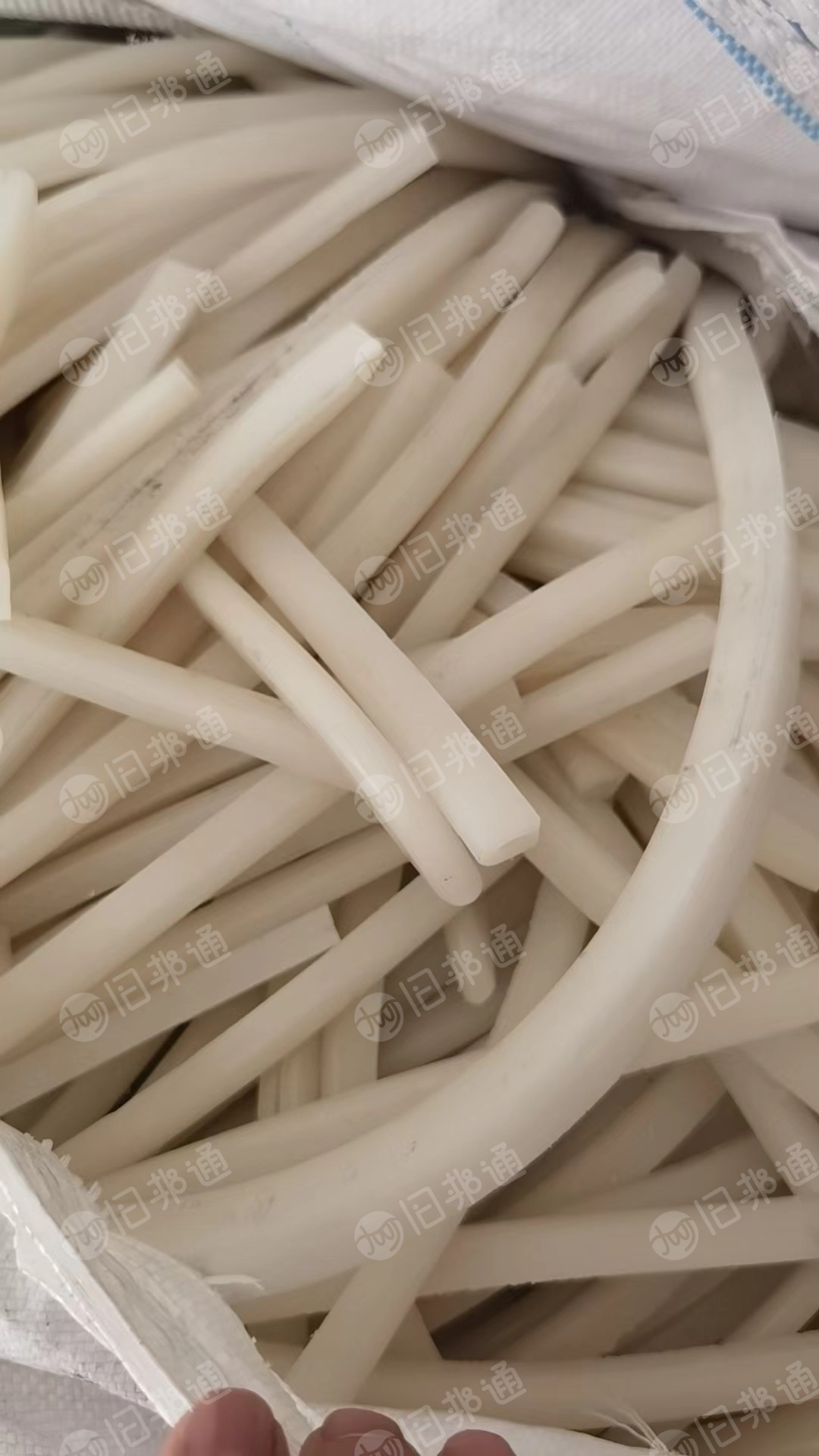长期出售亚克力上下来的PVC胶条废料,现货十多吨