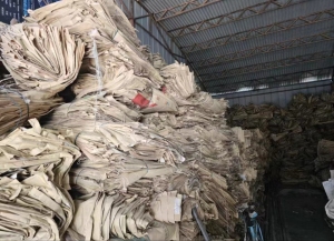 二手纸塑袋，牛皮纸袋，整理好的，内外干净 ，拆线的割口的都有，库存二十万条，出售